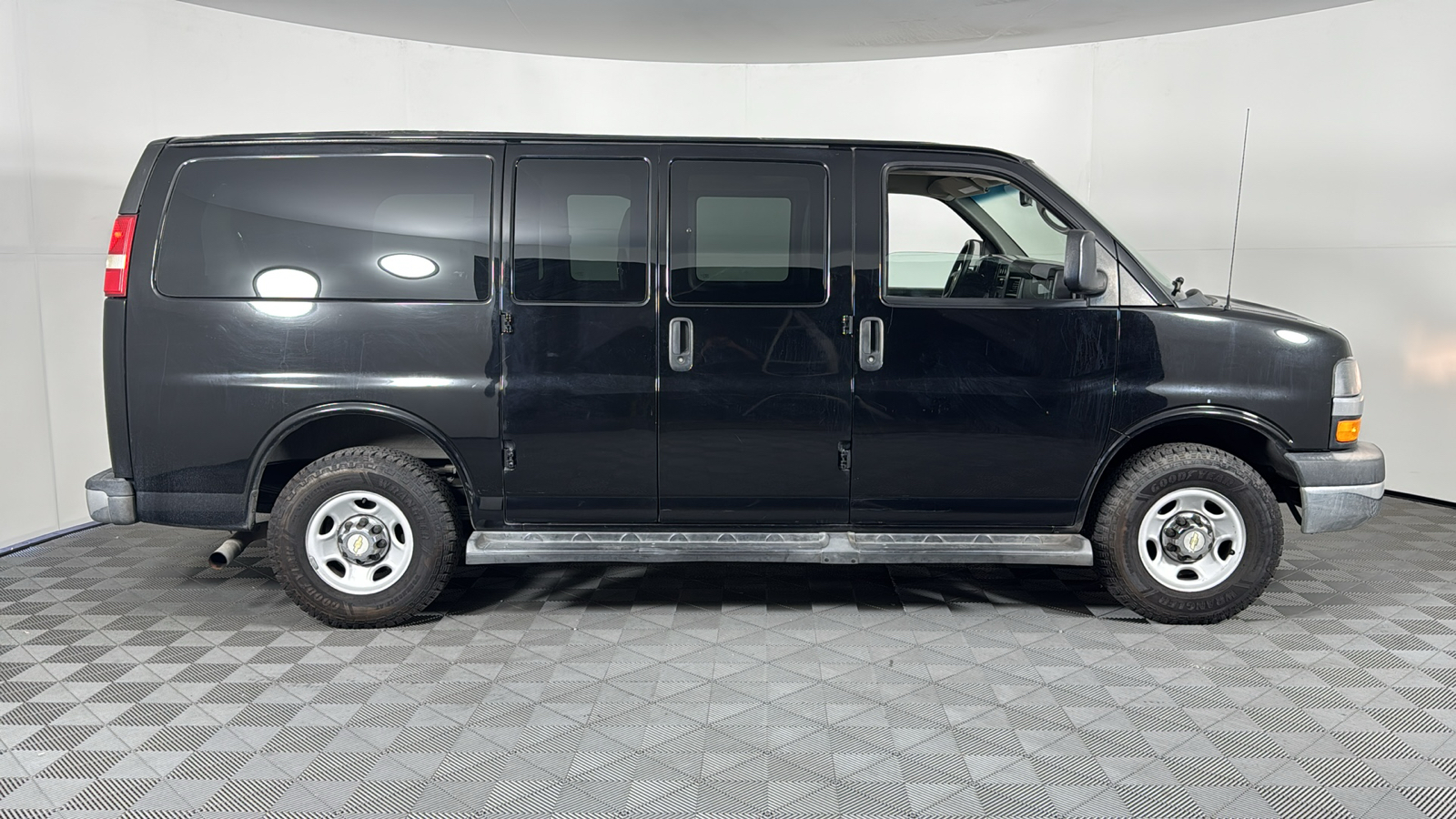 2015 Chevrolet Express Passenger LT 3