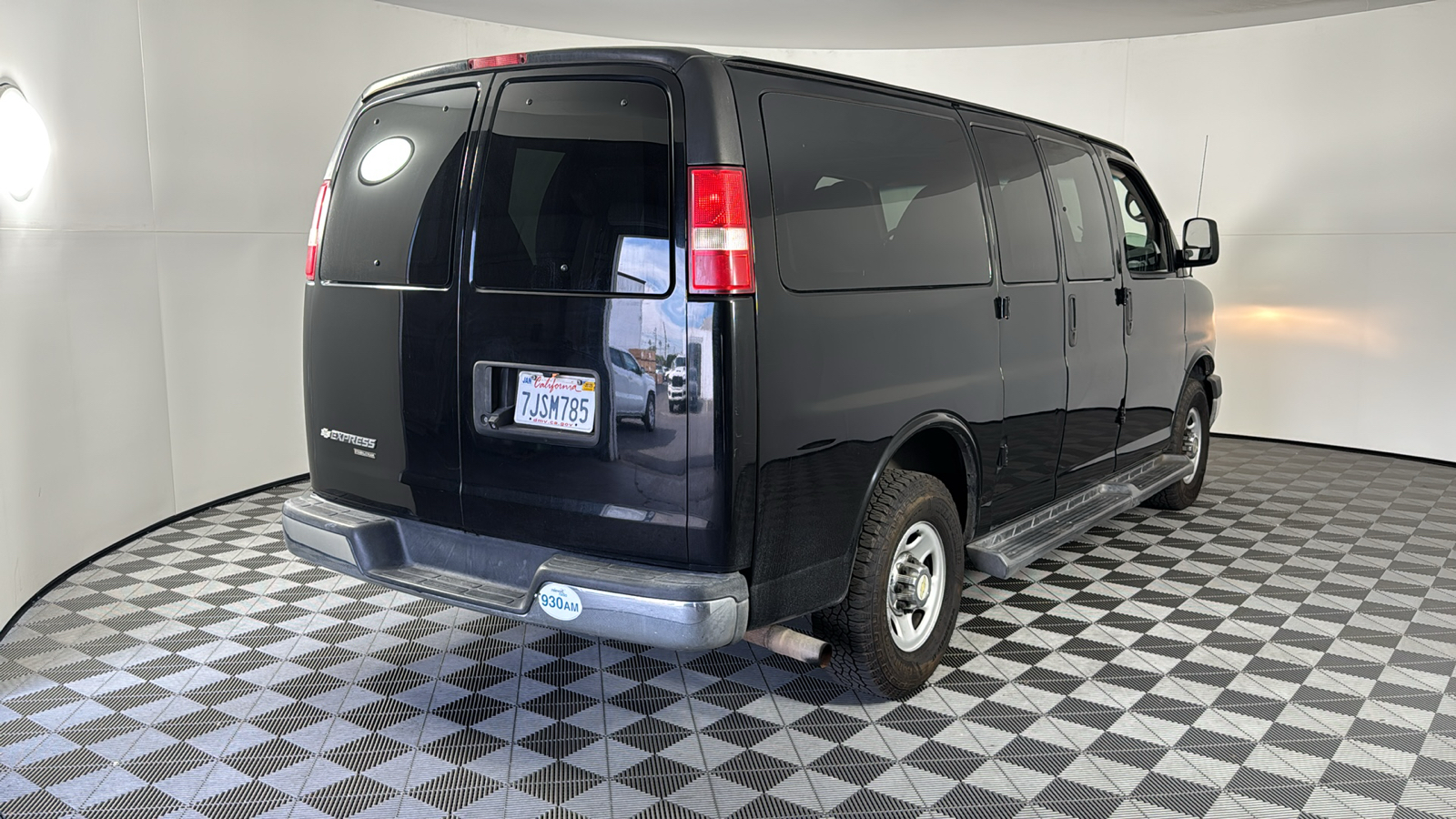 2015 Chevrolet Express Passenger LT 4