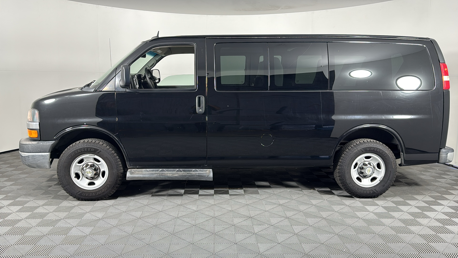 2015 Chevrolet Express Passenger LT 7