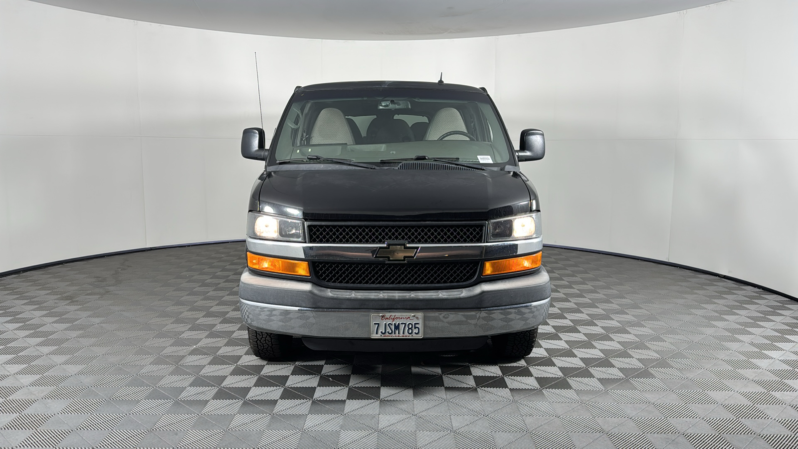 2015 Chevrolet Express Passenger LT 9