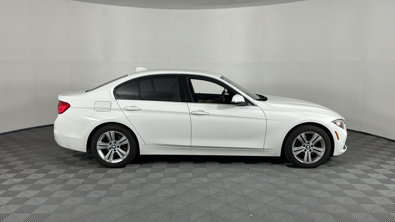 2017 BMW 3 Series  3