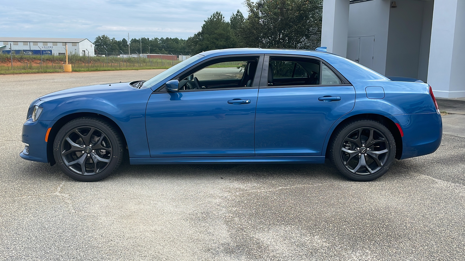 2023 Chrysler 300 Touring 2