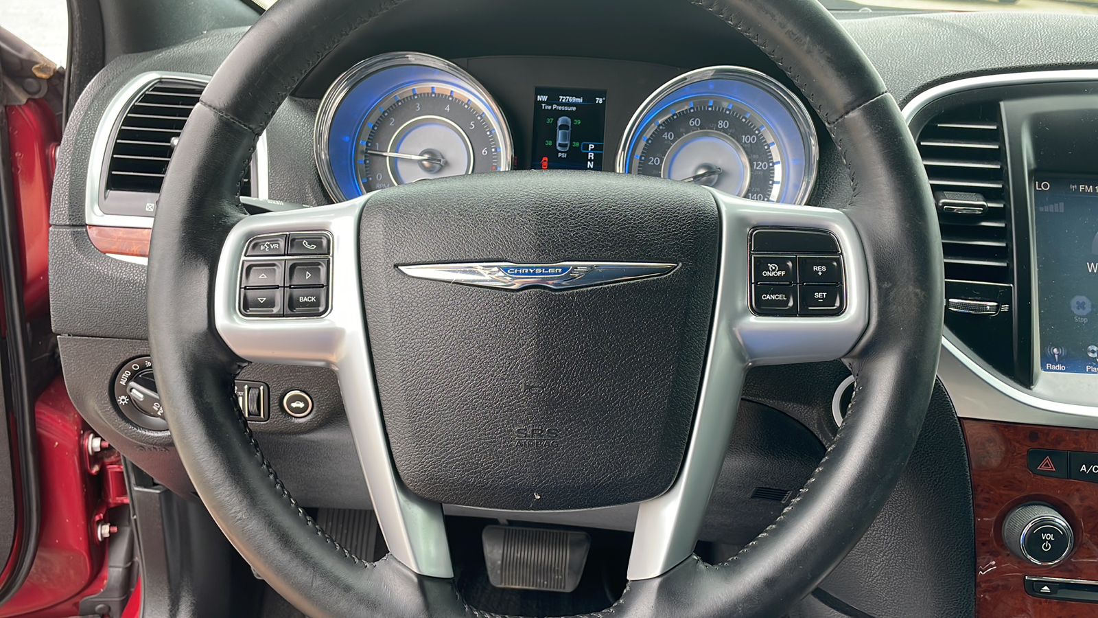 2014 Chrysler 300 Base 18