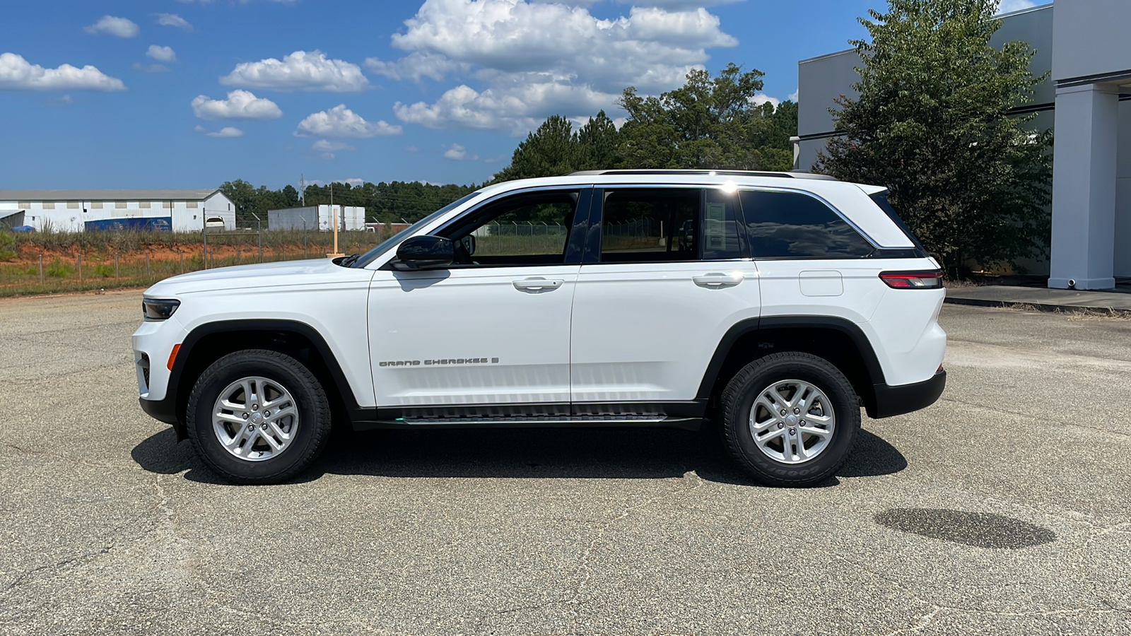 2024 Jeep Grand Cherokee Laredo 2