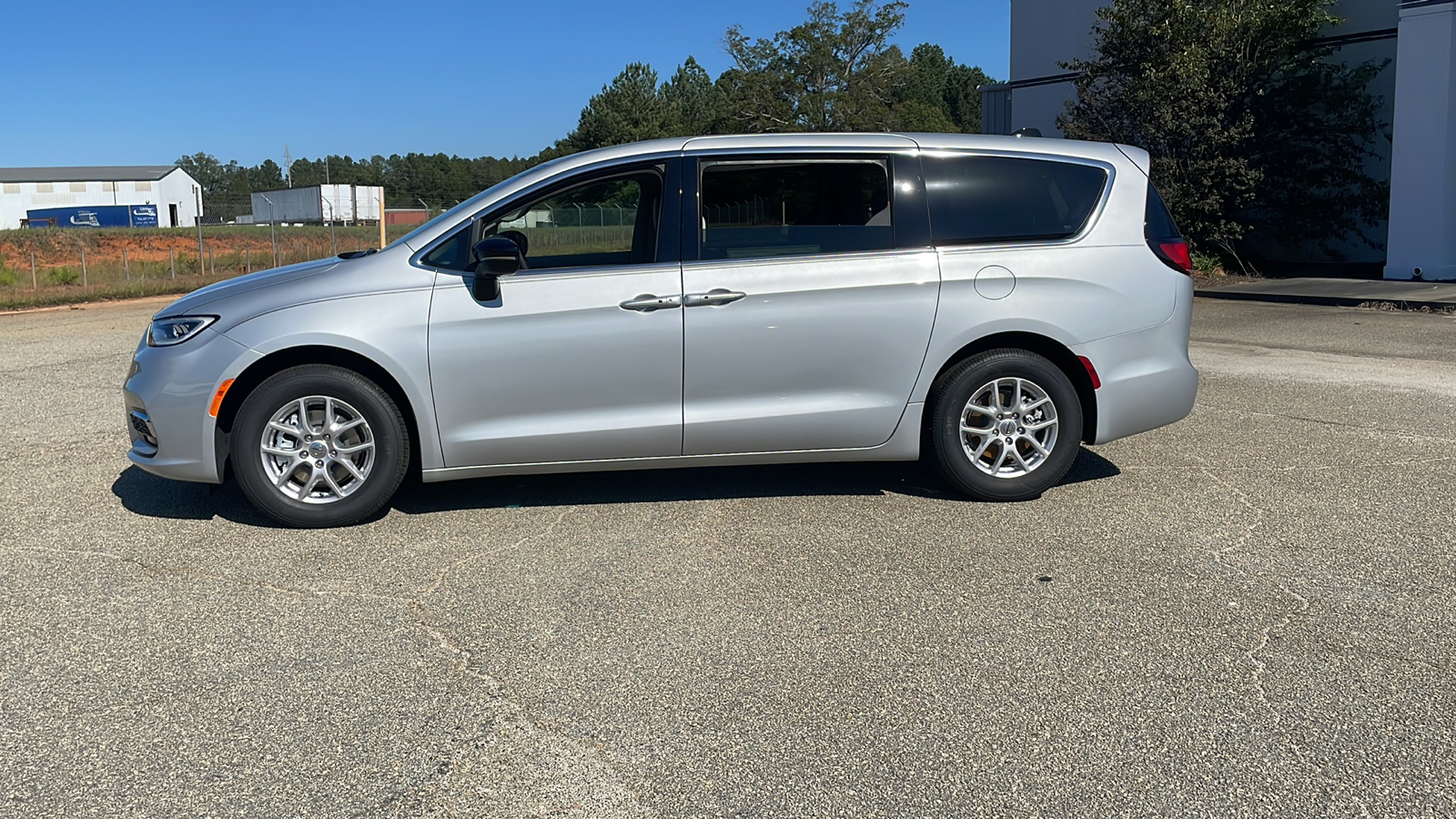 2024 Chrysler Pacifica Touring L 2