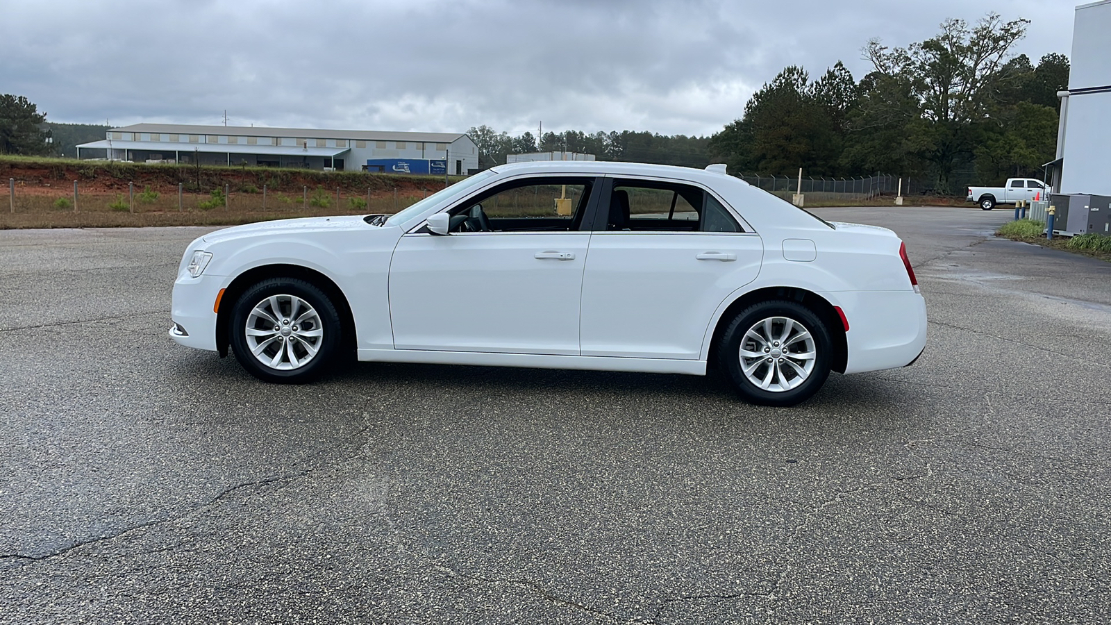 2023 Chrysler 300 Touring 2