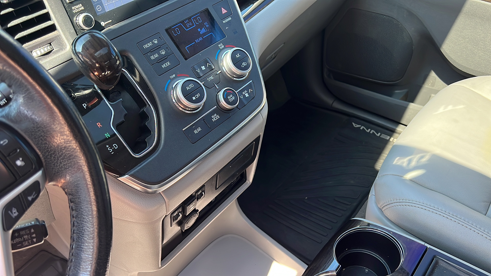 2018 Toyota Sienna XLE Auto Access Seat 23