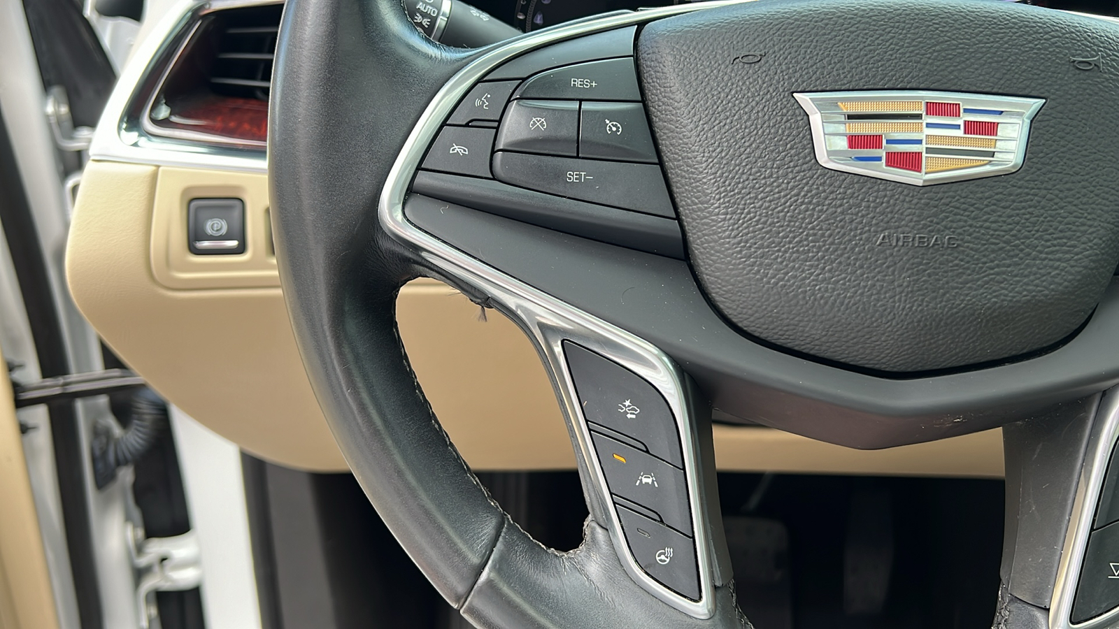 2017 Cadillac XT5 Luxury 4x4 4dr SUV 17