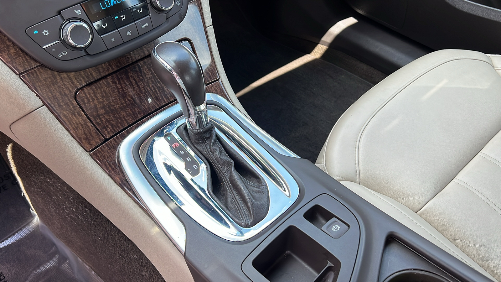 2012 Buick Regal Premium 1 22