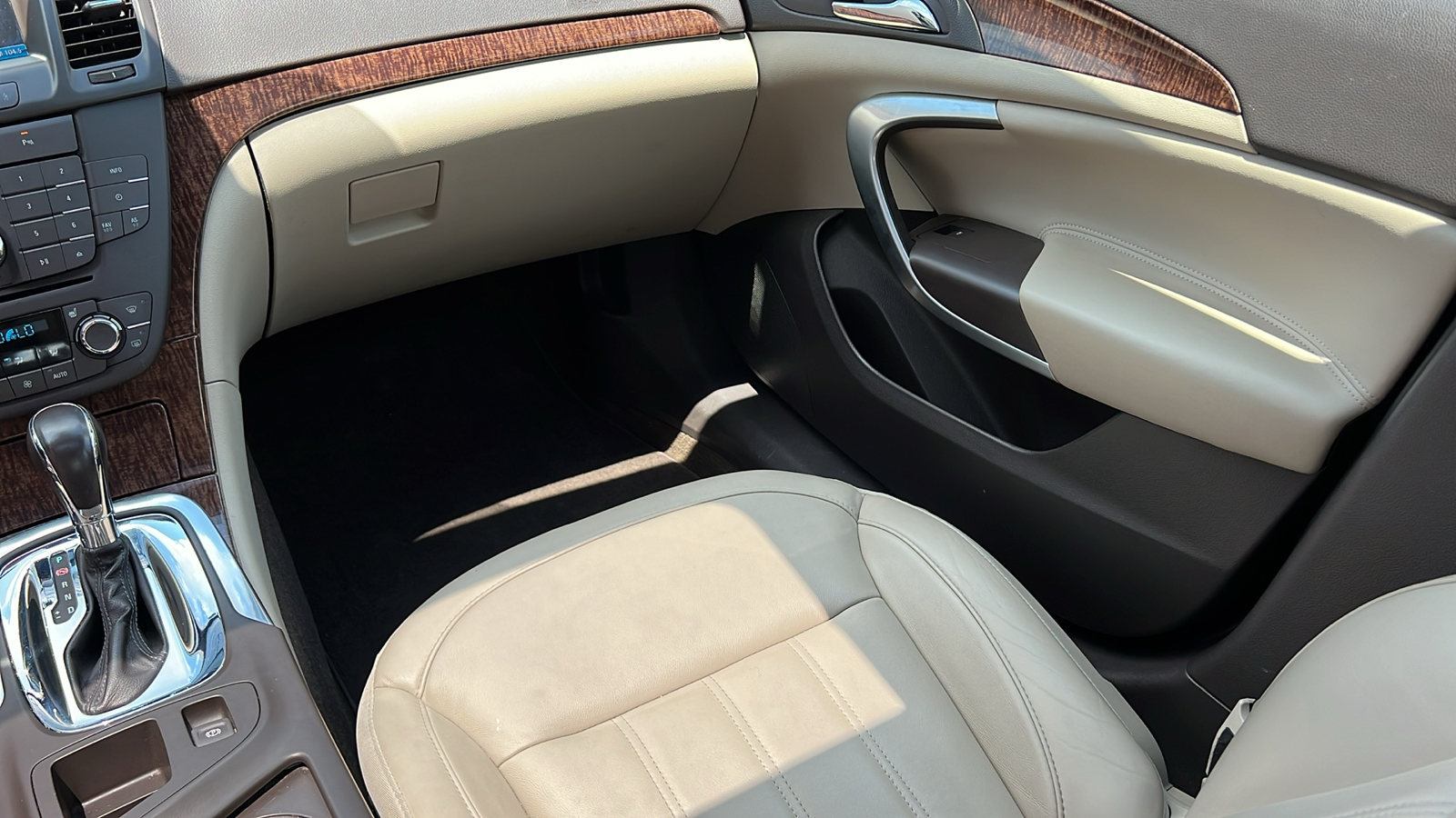 2012 Buick Regal Premium 1 29