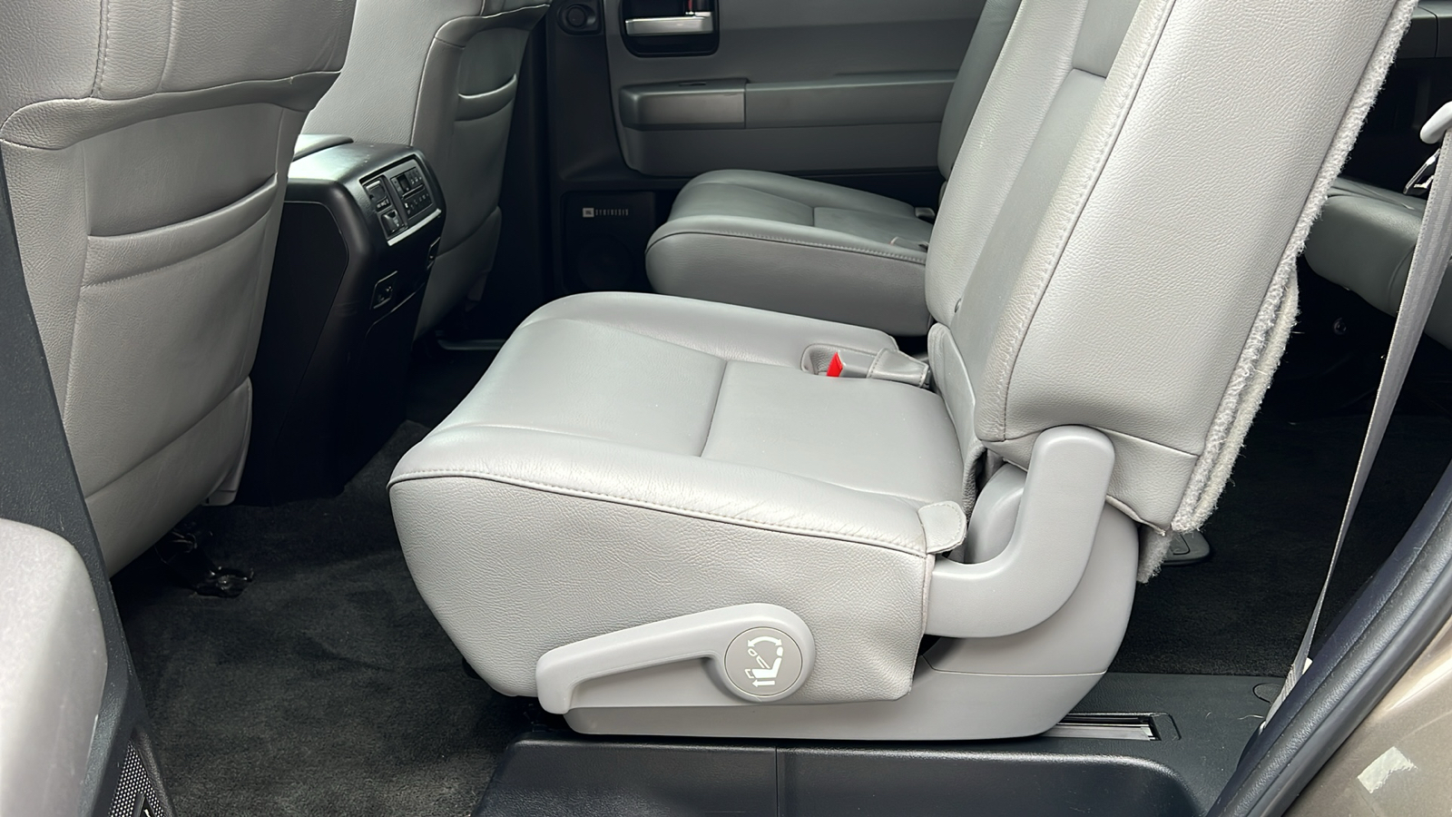 2014 Toyota Sequoia Limited 27