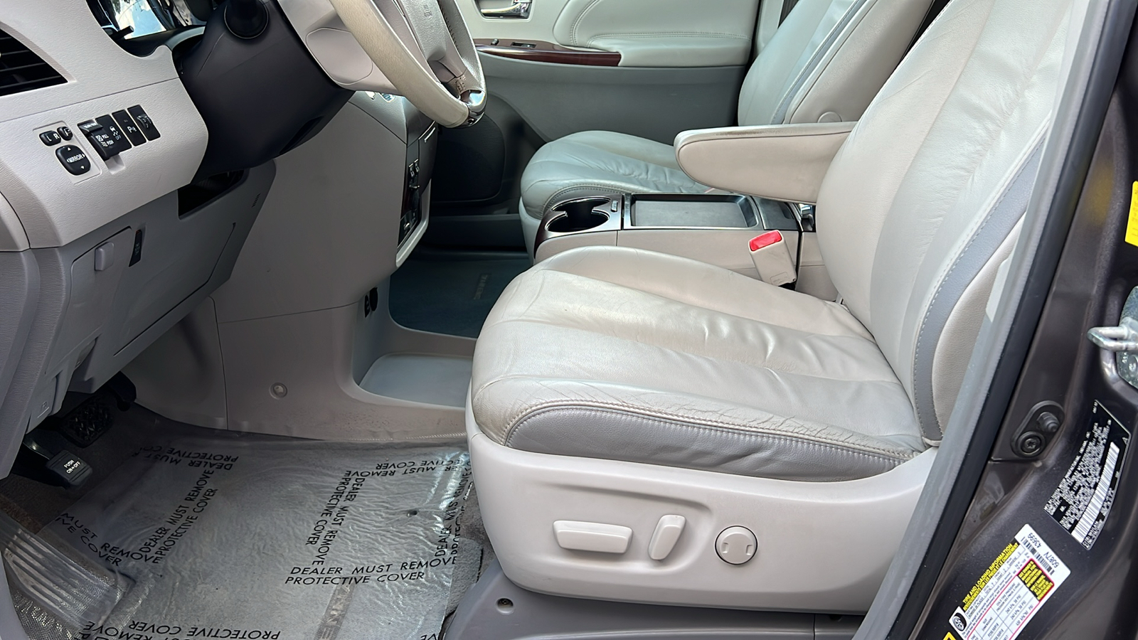 2011 Toyota Sienna XLE 8-Passenger 24