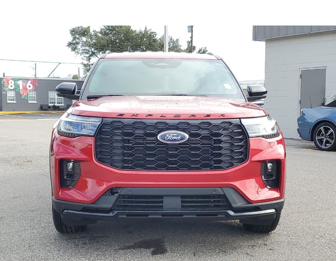 2025 Ford Explorer ST-Line 2