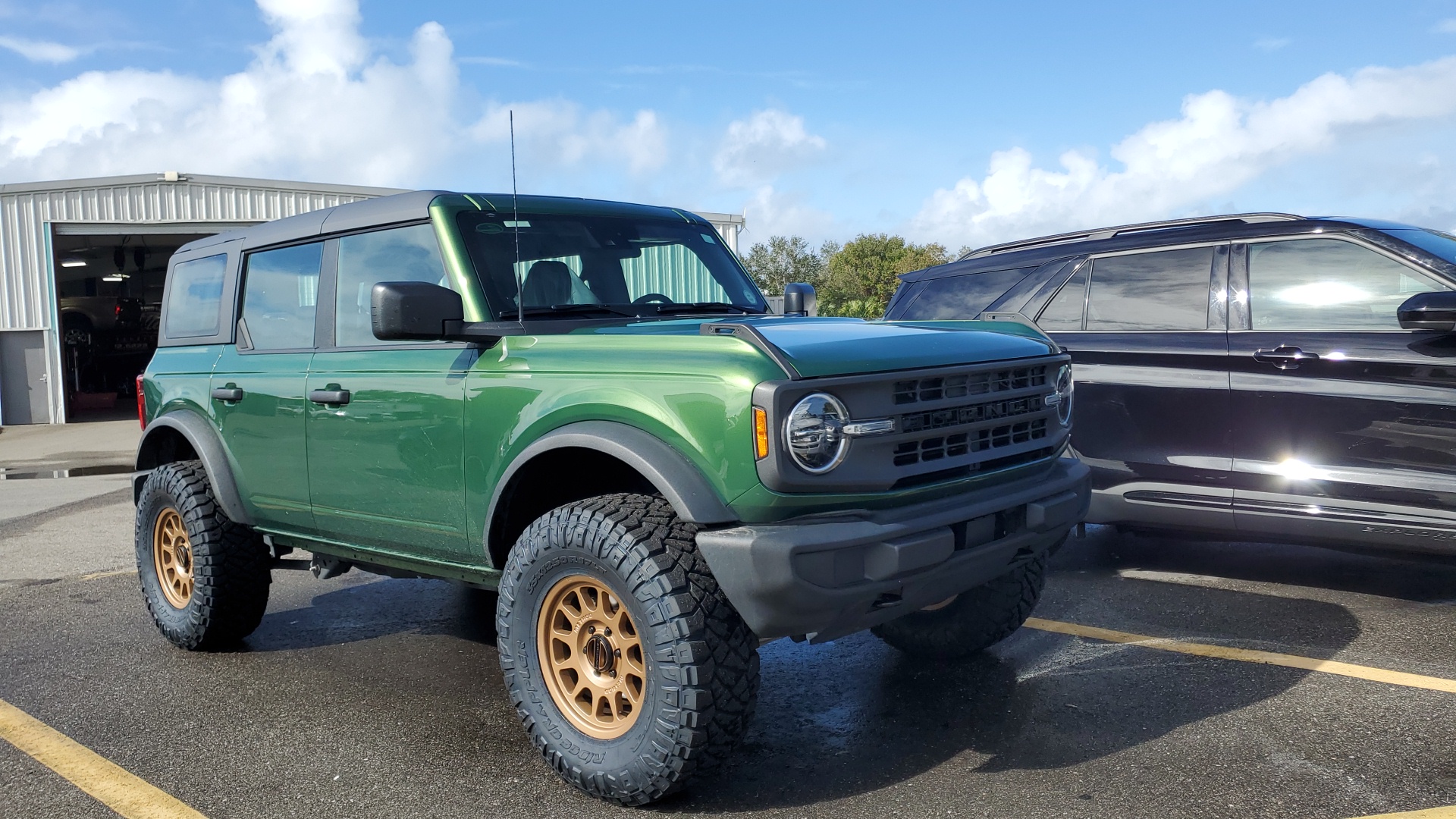 2022 Ford Bronco Base 2