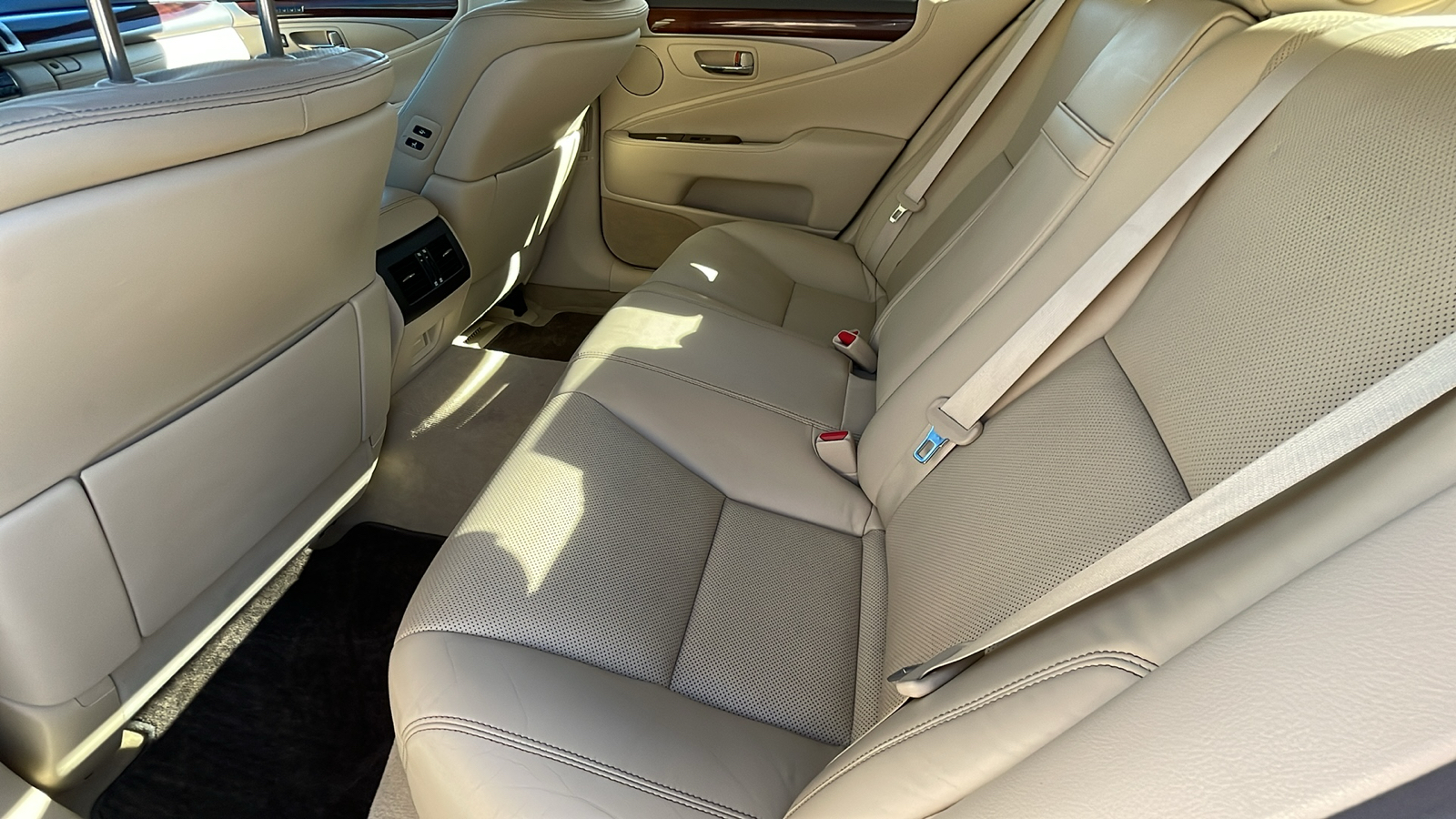 2016 Lexus LS 460 Base 17