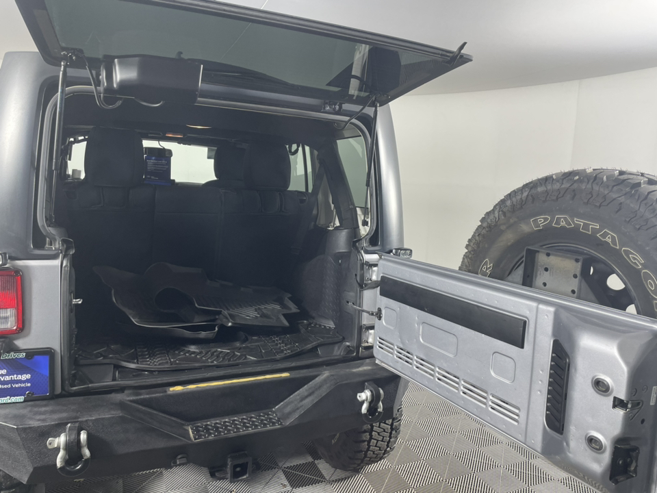 2015 Jeep Wrangler Unlimited Rubicon 26
