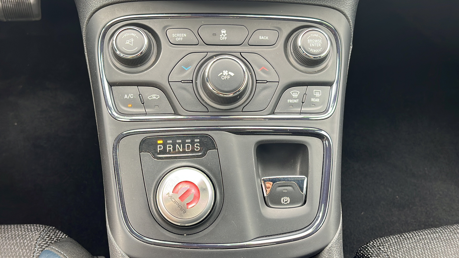 2015 Chrysler 200 4dr Sdn S FWD 22