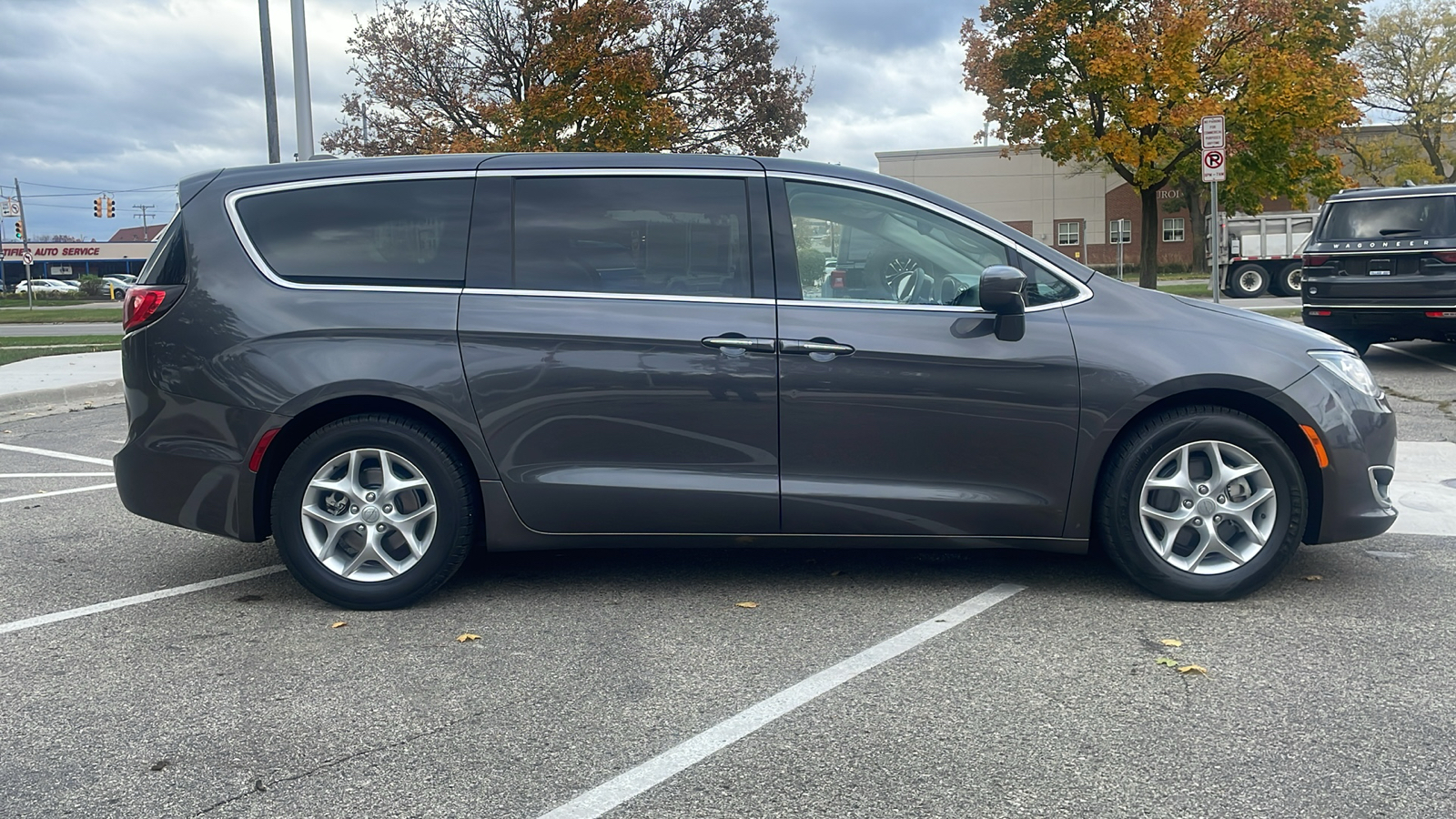 2019 Chrysler Pacifica Touring Plus FWD 2