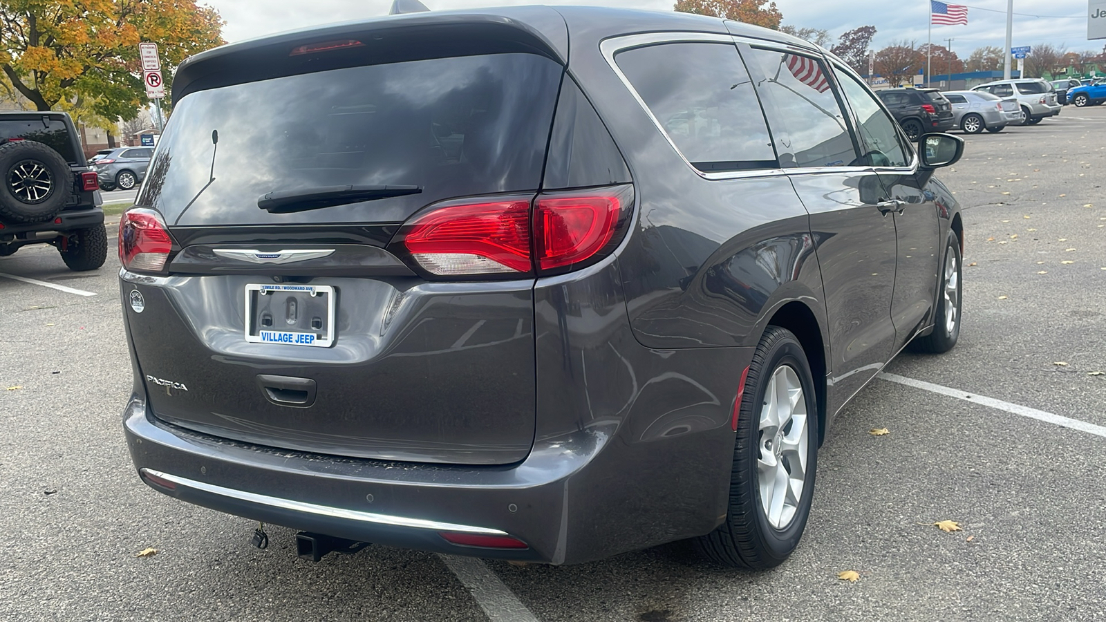 2019 Chrysler Pacifica Touring Plus FWD 3