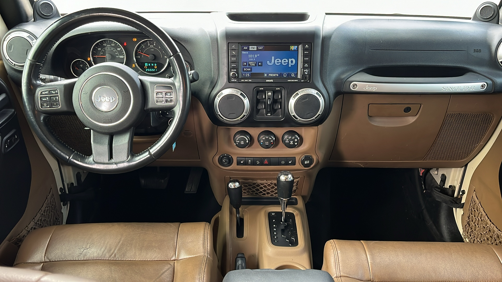 2011 Jeep Wrangler Unlimited 4WD 4dr Sahara 12