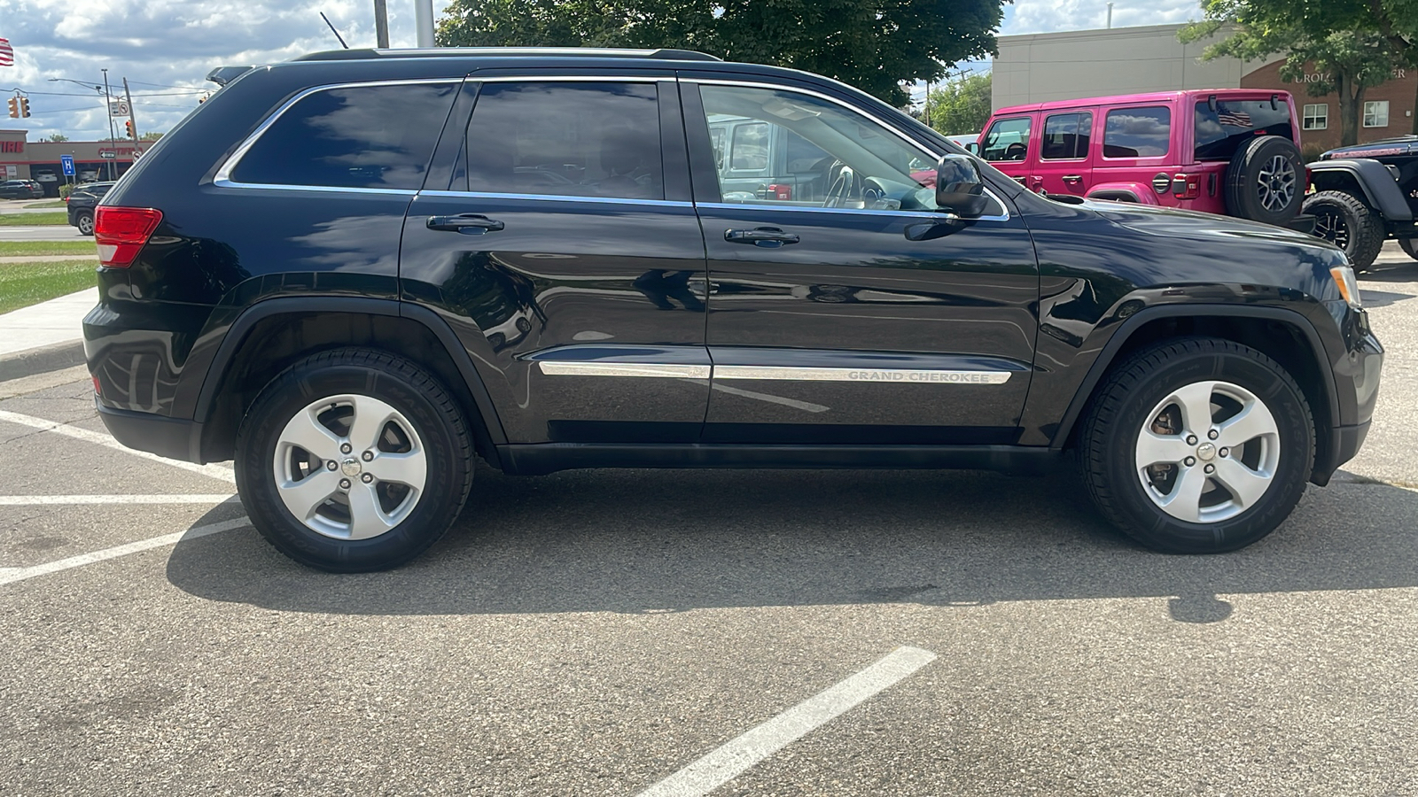 2011 Jeep Grand Cherokee 4WD 4dr Laredo 2