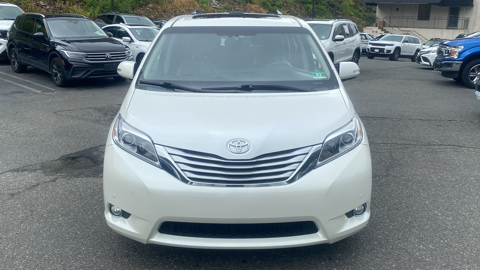 2016 Toyota Sienna XLE 7-Passenger 2