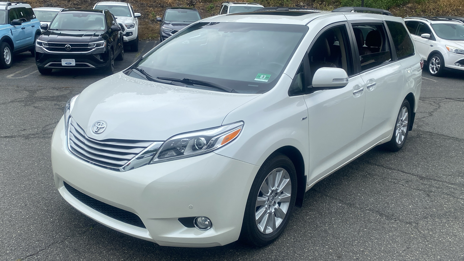 2016 Toyota Sienna XLE 7-Passenger 3