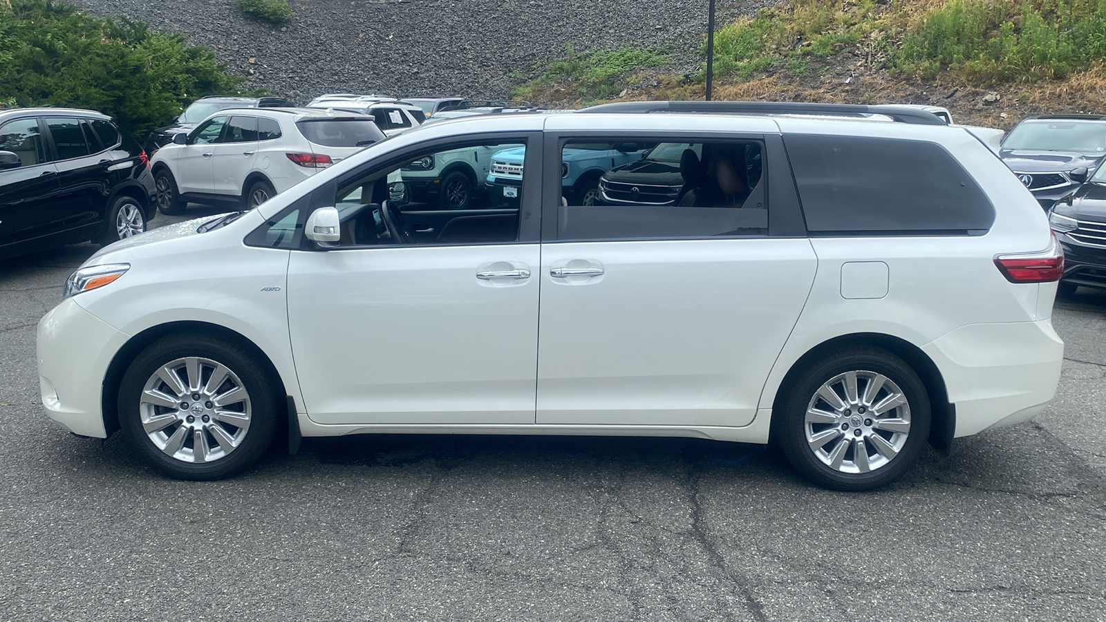 2016 Toyota Sienna XLE 7-Passenger 4