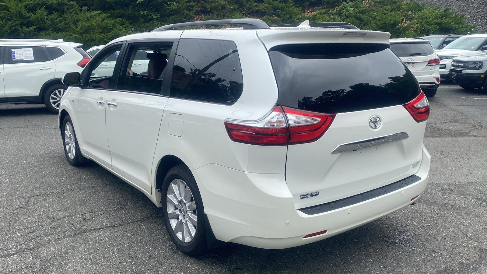 2016 Toyota Sienna XLE 7-Passenger 28