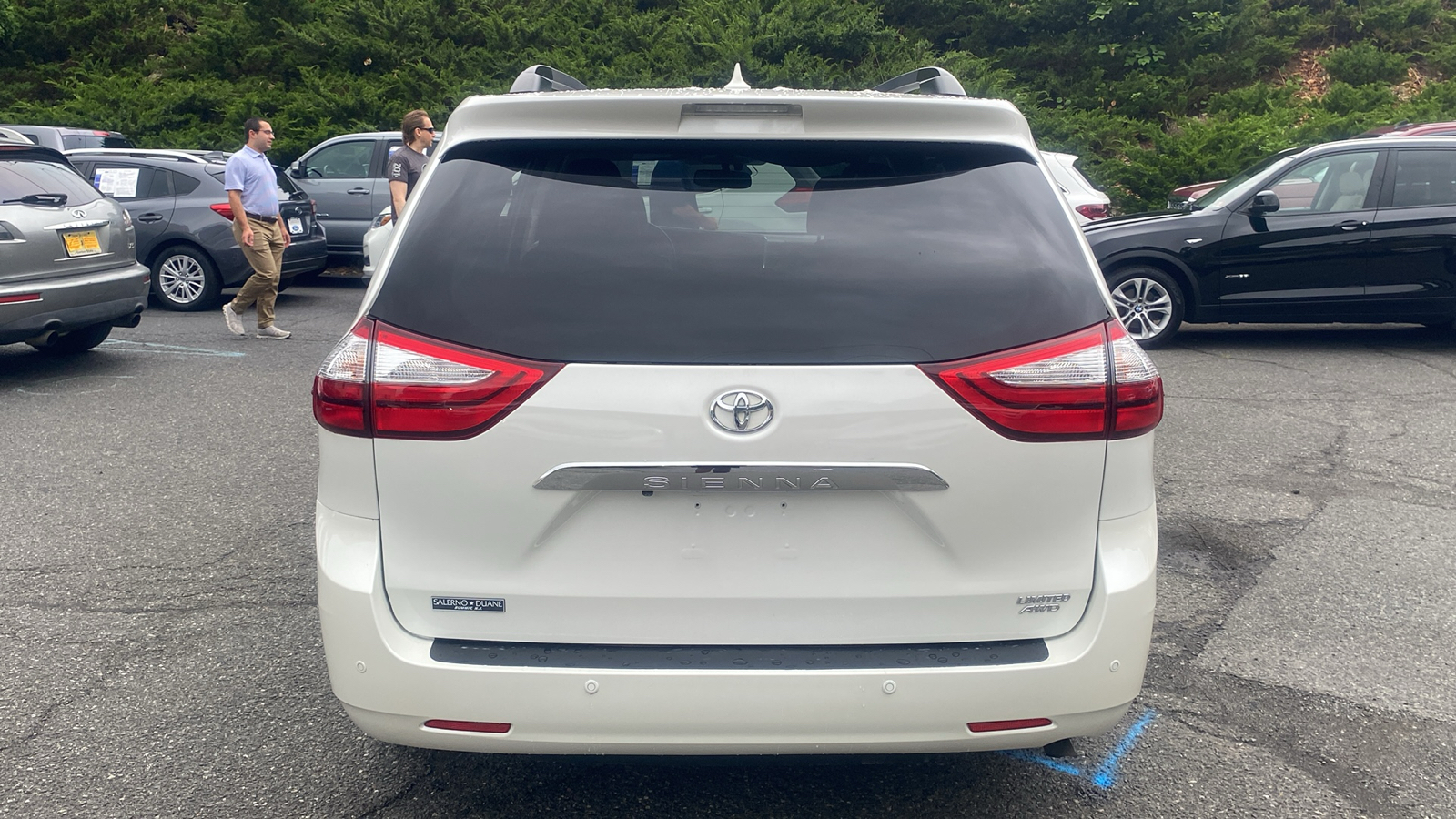 2016 Toyota Sienna XLE 7-Passenger 29