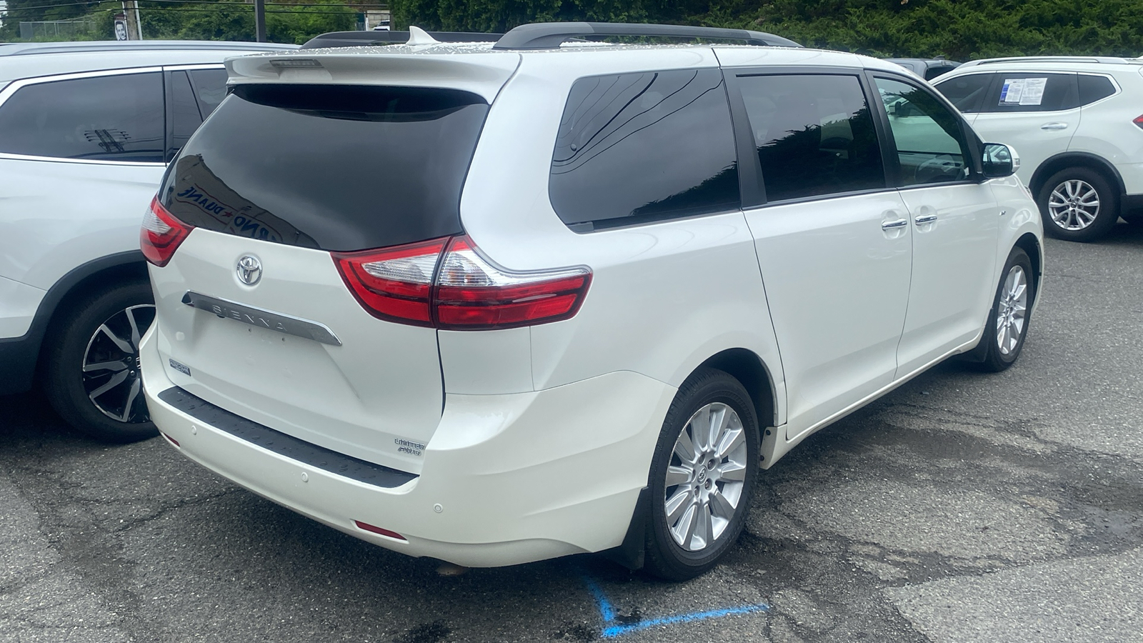 2016 Toyota Sienna XLE 7-Passenger 31