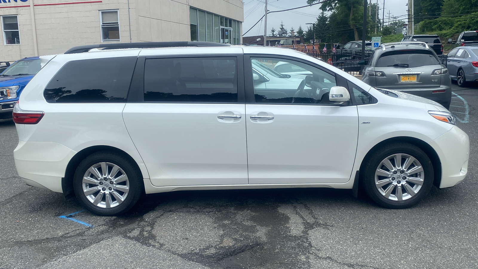 2016 Toyota Sienna XLE 7-Passenger 32