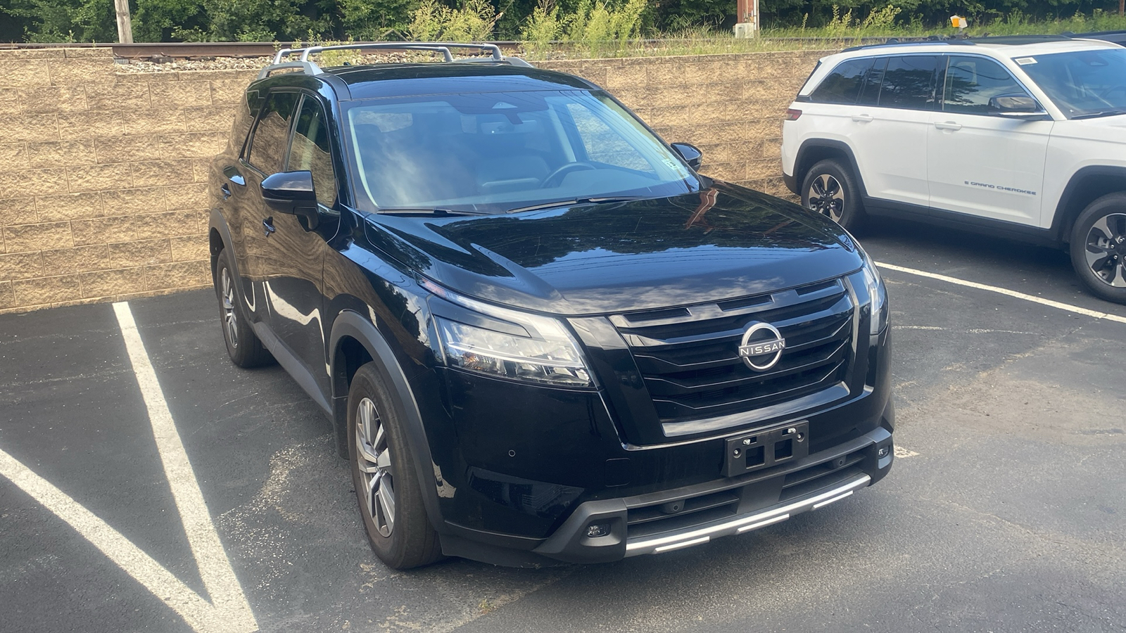 2023 Nissan Pathfinder SL 2