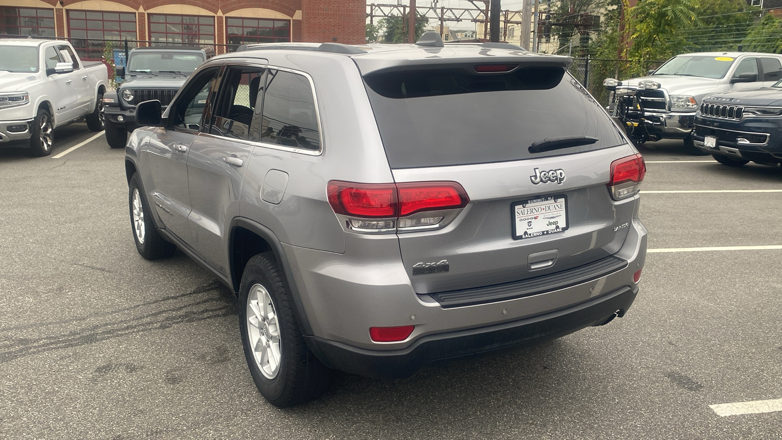 2020 Jeep Grand Cherokee Laredo E 24