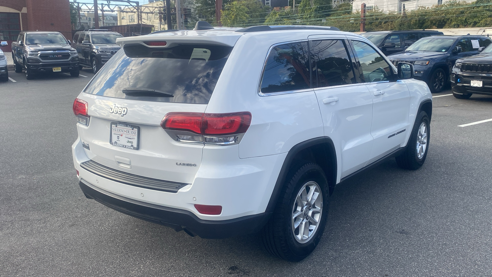 2020 Jeep Grand Cherokee Laredo E 26