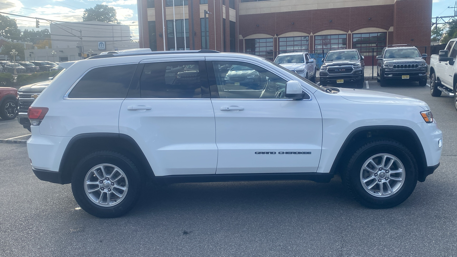 2020 Jeep Grand Cherokee Laredo E 27