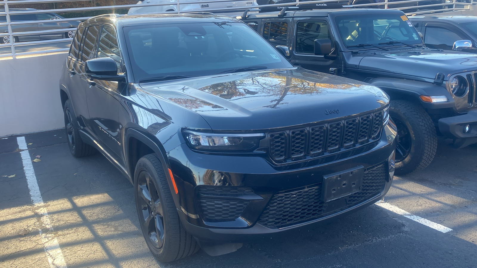 2023 Jeep Grand Cherokee Laredo 2