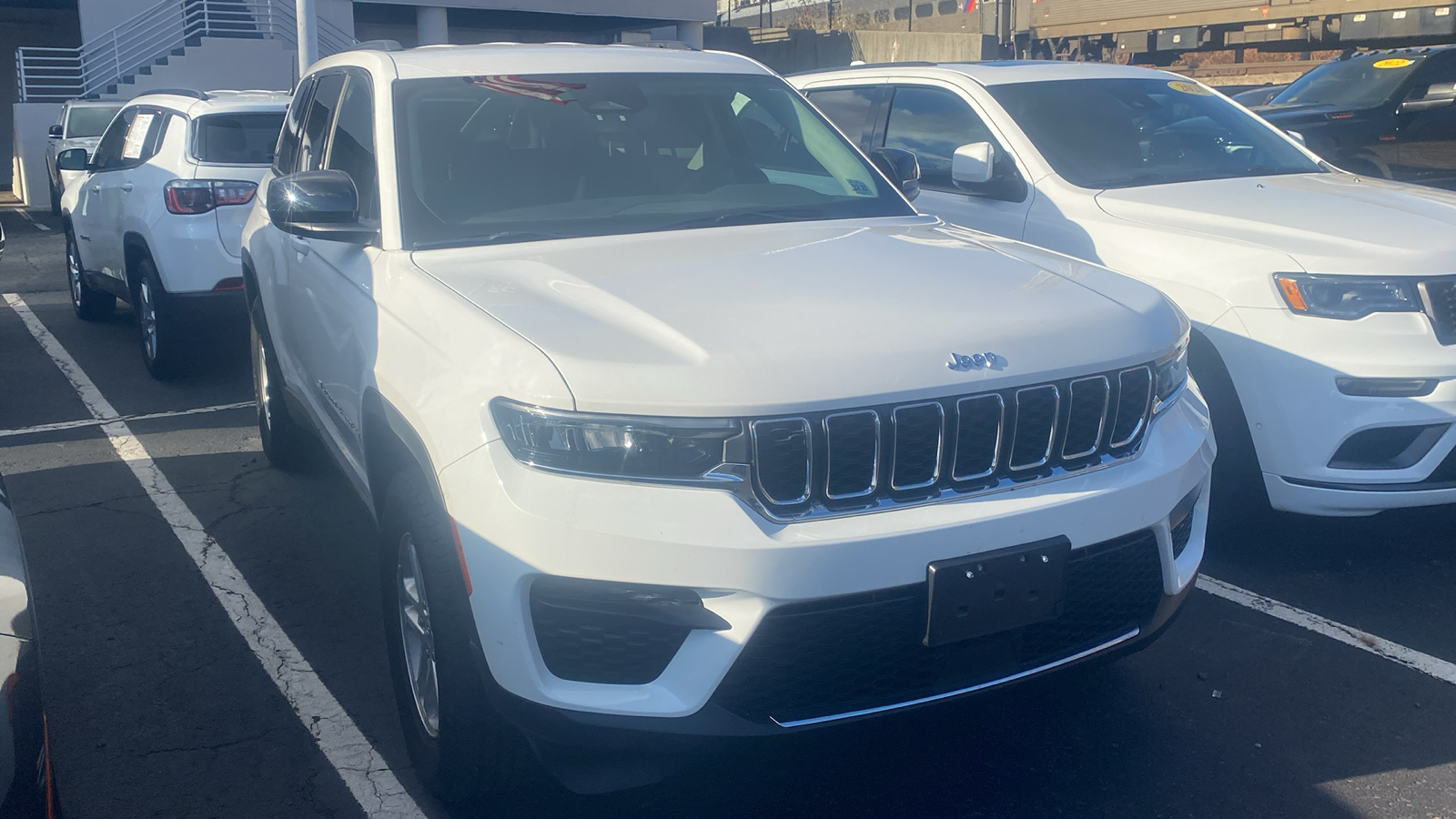 2023 Jeep Grand Cherokee Laredo 2