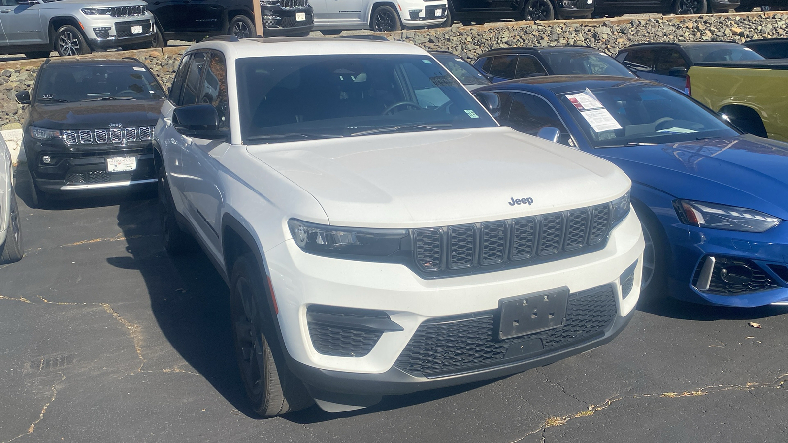 2023 Jeep Grand Cherokee Laredo 2