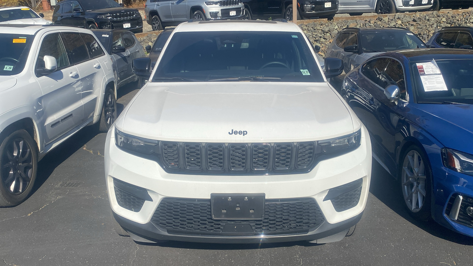 2023 Jeep Grand Cherokee Laredo 3