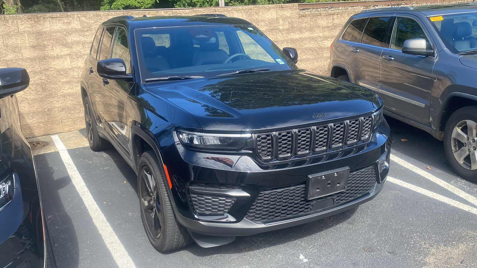 2023 Jeep Grand Cherokee Laredo 2