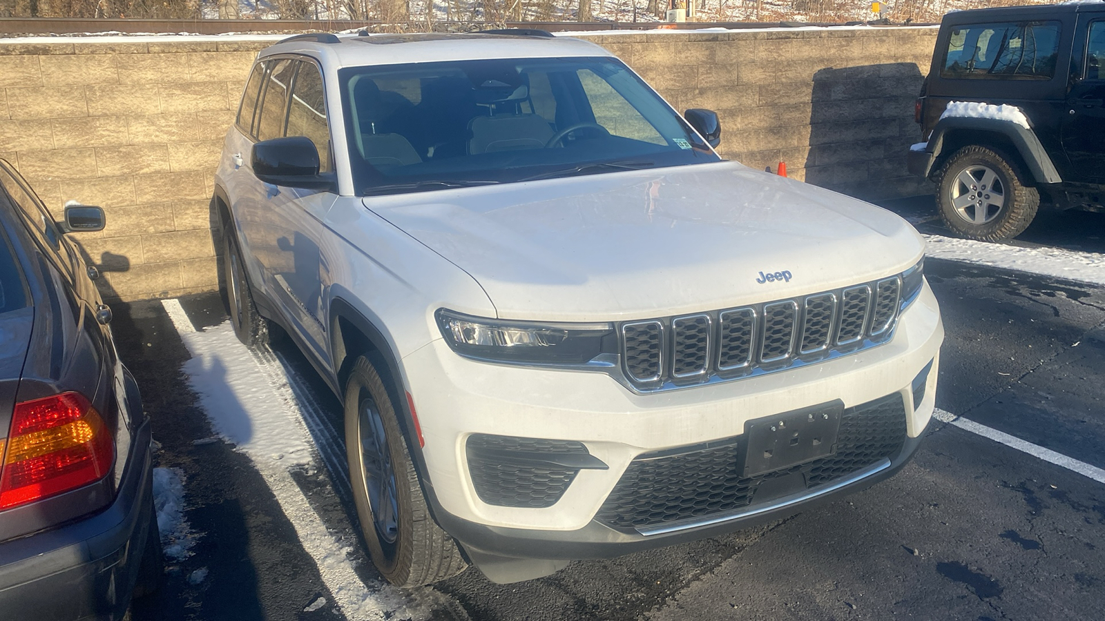 2023 Jeep Grand Cherokee Laredo 2