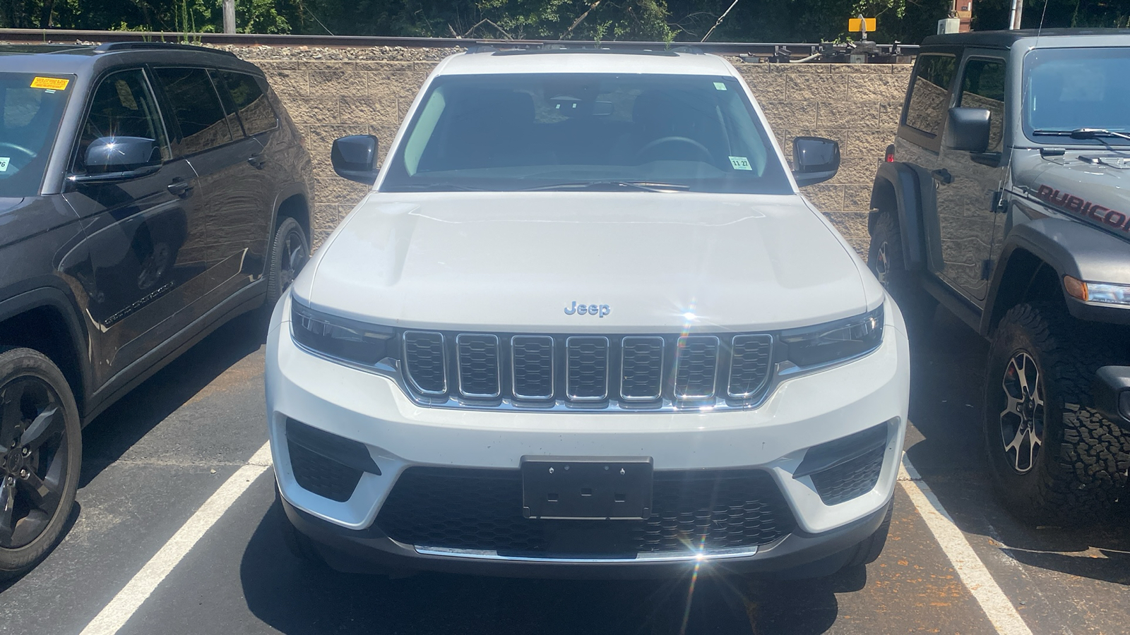 2023 Jeep Grand Cherokee Laredo 3