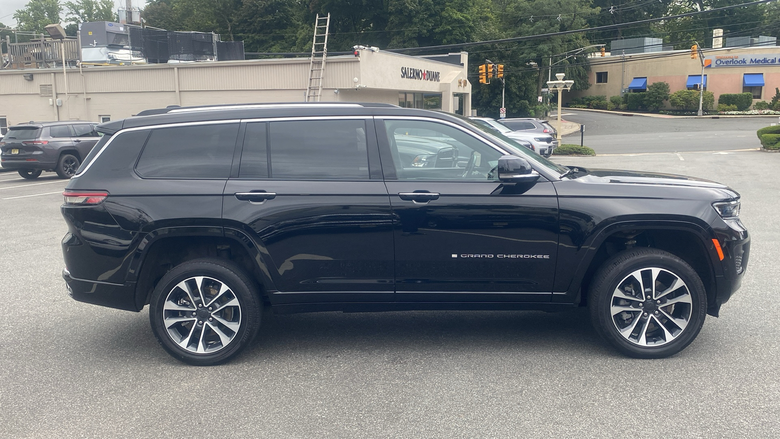 2022 Jeep Grand Cherokee L Overland 30