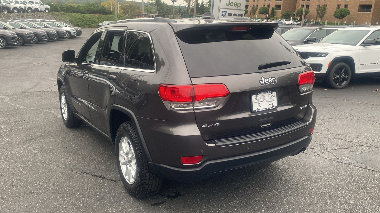 2019 Jeep Grand Cherokee Laredo E 23