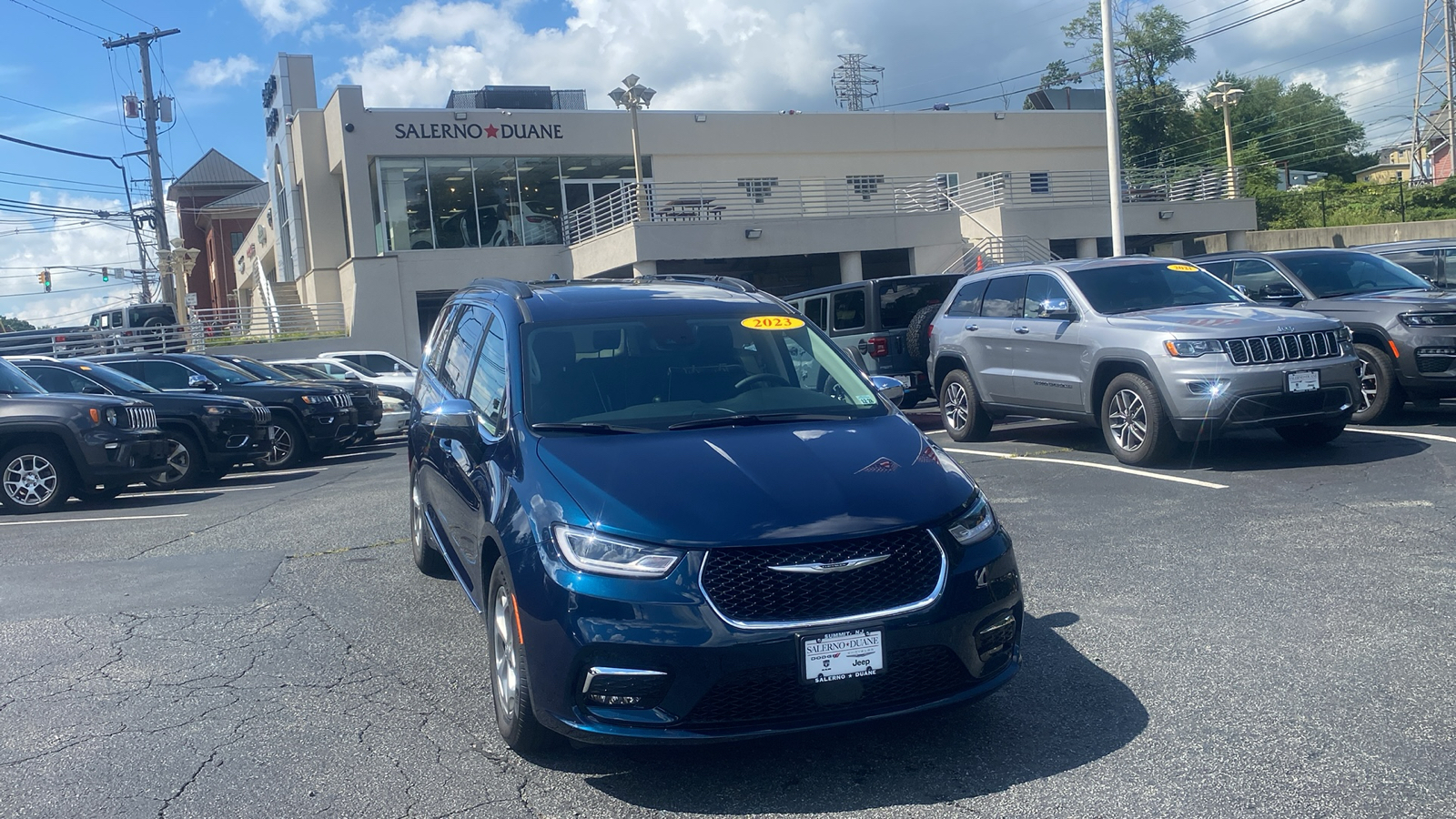 2023 Chrysler Pacifica Limited 1