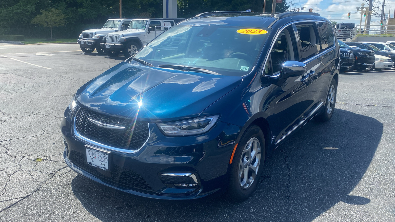 2023 Chrysler Pacifica Limited 3