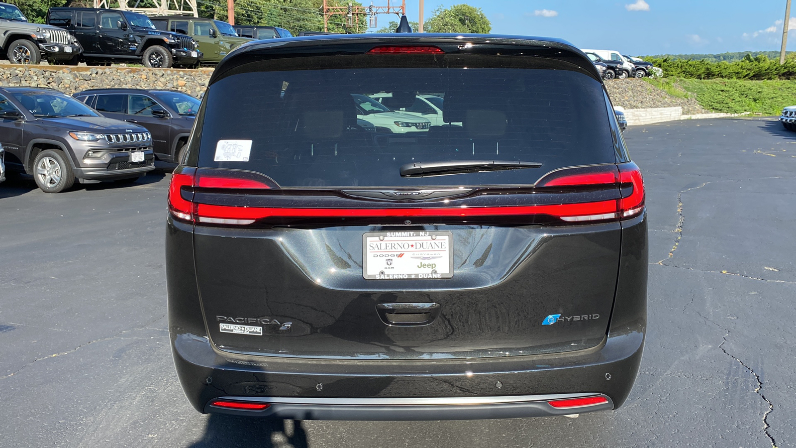2023 Chrysler Pacifica Hybrid Limited 28