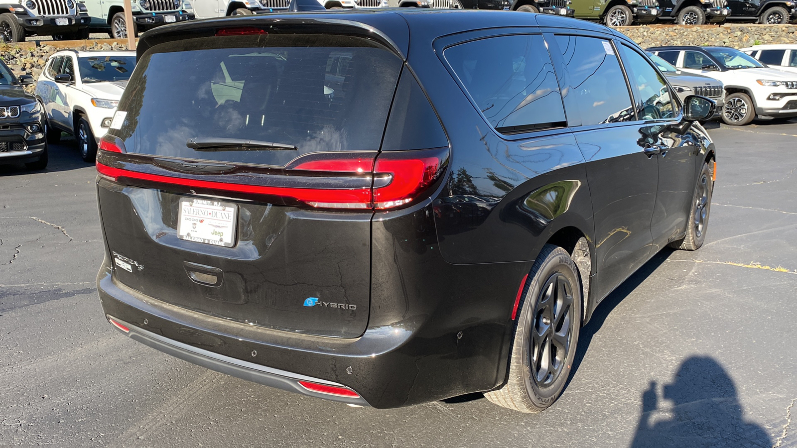 2023 Chrysler Pacifica Hybrid Limited 30