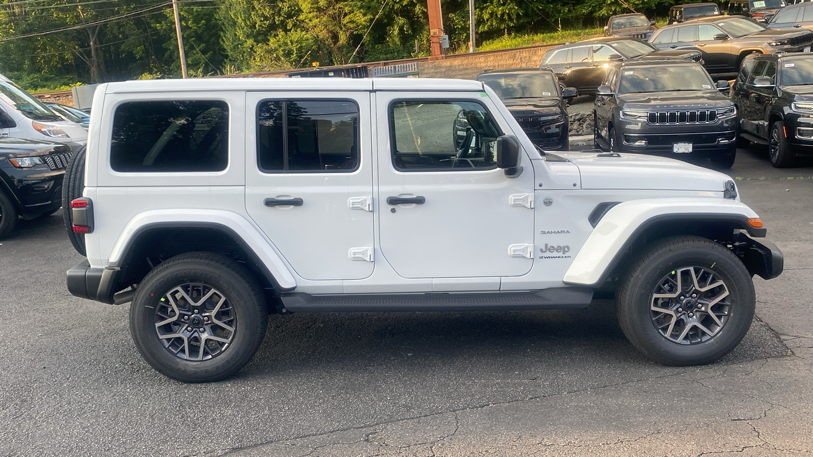 2024 Jeep Wrangler Sahara 28